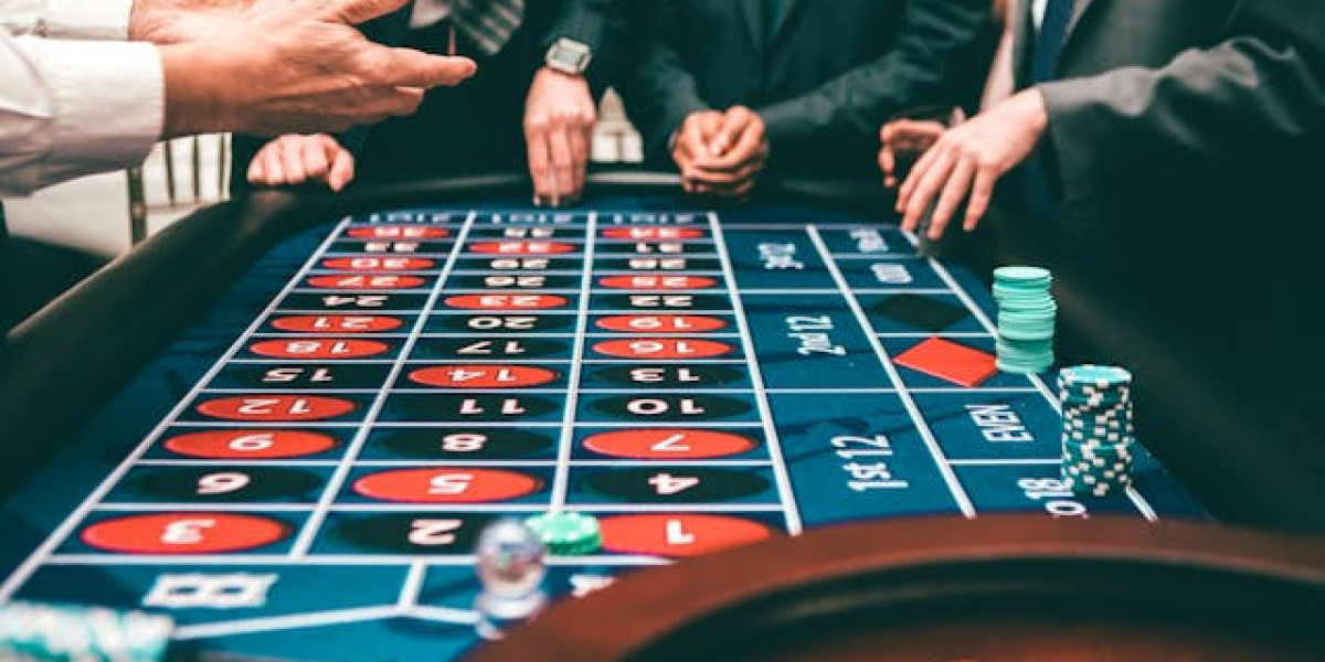 "The Role of Live Entertainment and Streaming in Online Casinos: How Interactive Spectacles Are Reimagining the Gam